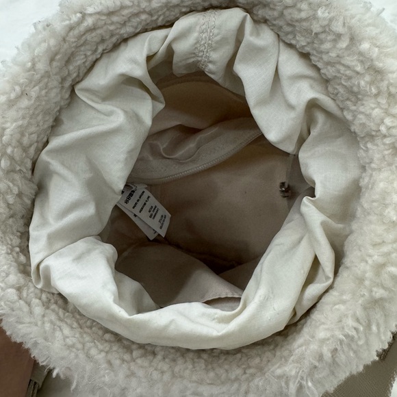Lululemon Fleece Bucket Bag - Picture 3 of 6